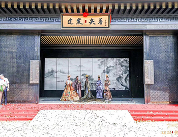 【建發(fā)·央著】國(guó)境盛啟，誰(shuí)在為世界立著？！